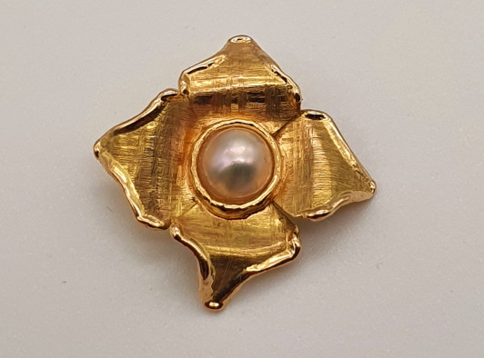 Pendentif fleur en or jaune perle blanche