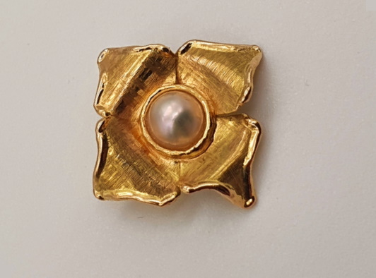 Pendentif fleur en or jaune perle blanche